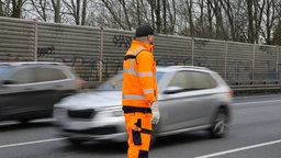 Der Straßenwärter Sadi auf der Autobahn 