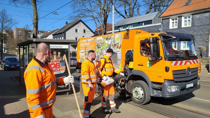 Männer in orangefarbener Arbeitskleidung