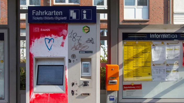 Beschädigter und beschmierter Fahrkartenautomat mit Informationskasten. 