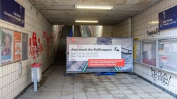 Baustelle am Aufgang zu einem Gleis. 