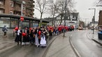 Karnevalisten, angeführt von Kamp-Lintforts Möhnen, ziehen durch die Straßen.