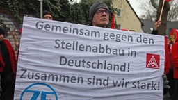 Mit Plakaten machen die ZF-Mitarbeiter ihren Standpunkt deutlich