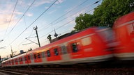 Eine S-Bahn fährt am frühen Morgen Richtung Kölner Innenstadt.