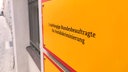  Schild mit der Aufschrift Unabhängige Bundesbeauftragte für Antidiskriminierung