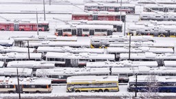  Eine Luftaufnahme von geparkten Oberleitungsbussen bei starkem Schneefall in Sarajevo