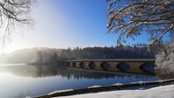 Klamer Brücke in einer Schneelandschaft