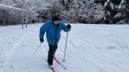 Mann fährt Ski in NRW