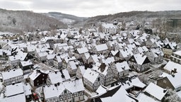 Die mit Schnee bedeckte Altstadt von Freudenberg mit ihren Fachwerkhäusern