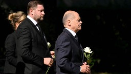 Kanzler Olaf Scholz und Solinger Bürgermeister Tim Kurzbach