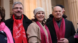 Oberbürgermeister Mike Schubert (SPD), Bundesaußenministerin Annalena Baerbock (Bündnis 90/Die Grünen) und Bundeskanzler Scholz (SPD) auf der Kundgebung gegen Rechtsextremismus in Potsdam.