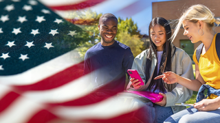 Montage: Drei SchülerInnen sitzen zusammen, davor die USA-Flagge