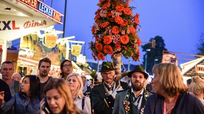 Besucher des Schützenfests in Neuss