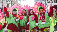 Als Blumen verkleidete Personen 