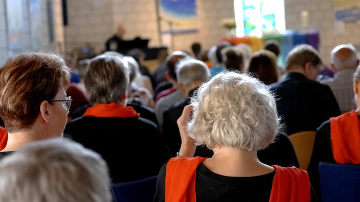 Menschen sitzen in der vollen Kirche