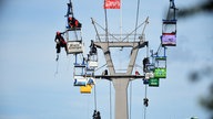 Feuerwehrleute bergen am 30.07.2017 in Köln Menschen aus Gondeln der Seilbahn