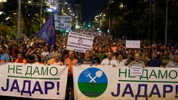 Menschen nehmen an Protestveranstaltung in Belgrad teil