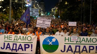 Menschen nehmen an Protestveranstaltung in Belgrad teil