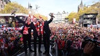 Das Kölner Dreigestirn: Prinz Boris Müller, Bauer Marco Schneefeld und Jungfrau Agrippina (André Fahnenbruck) präsentieren sich auf der Bühne auf dem Heumarkt.