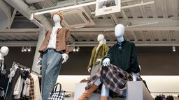 Schaufensterpuppen des ersten permanenten Showrooms des chinesischen Fast-Fashion-Riesen Shein in Tokio