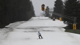 Symbolbild: Ein Skifahrer