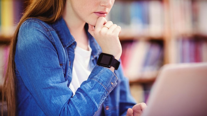 Studentin mit Smartwatch