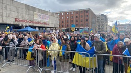 Demonstrierende vor einer Bühne während einer Solidaritäts-Demo für die Ukraine