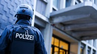 Ein Spezialeinsatzkommando (SEK) der Polizei führt einen Einsatz bei einer Flüchtlingsunterkunft durch