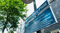 Blaues Schild mit weißer Schrift: Mevlüde-Genç-Platz