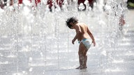 Sommerhitze: Abkühlung im Springbrunnen