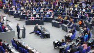 Friedrich Merz spricht in der Sondersitzung im Bundestag