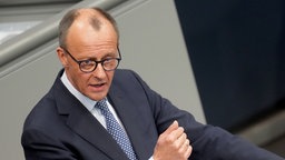 CDU-Fraktionsvorsitzender Friedrich Merz spricht bei der Sondersitzung im Bundestag