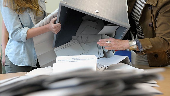 Stimmzettel aus einer Wahlurne