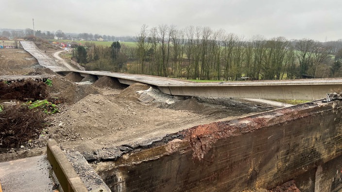 Nach der Sprengung des dritten Teilstücks der Liedbachtalbrücke