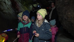 Kinder mit Laternen auf dem Martinszug in der Kluterthöhle