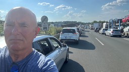 Rainer Graszies auf der A3 im Siebengebirge - dort staut es sich bei 31 Grad ohne Schatten