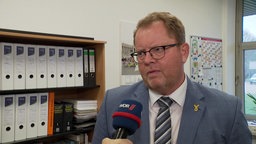 Stefan Kremer spricht in ein WDR Mikrofon