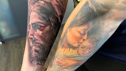 Zwei Armtattoos mit religiösen Motiven.