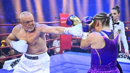 Stefan Raab beim Boxkampf gegen die ehemalige Profiboxerin Regina Halmich