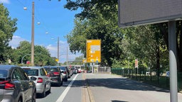 Autos stauen sich auf einer Straße in Dortmund