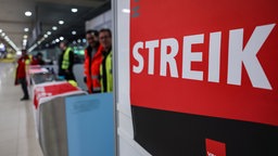 Ein Streikposten am Flughafen Köln/Bonn im Terminal (Archivbild)