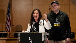 Fran Drescher (l), Vorsitzende der Schauspielgewerkschaft SAG-AFTRA