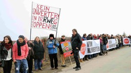 Bürgerinnen und Bürger bei einer Demo gegen Strom-Konverter in Meerbusch