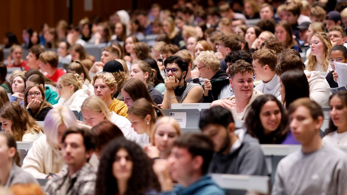 Symbolbild: Studierende an der Uni Köln im großen Hörsaal