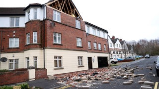 Teile einer Hauswand in Belfast sind durch den Sturm beschädigt