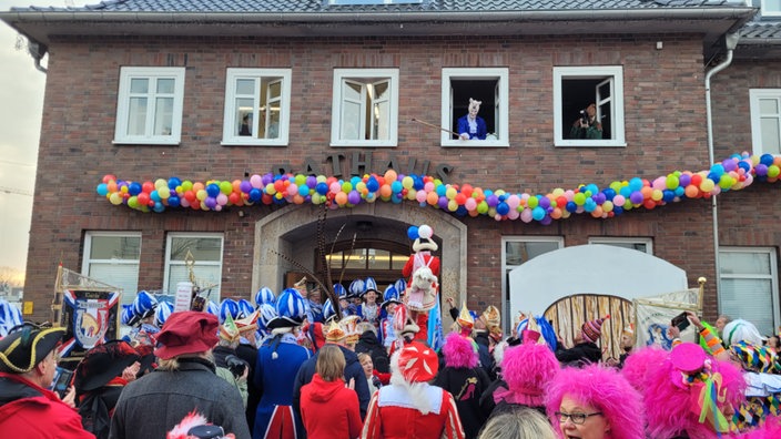 Weiberfastnacht: Feiernde stürmen das Rathaus in Monheim