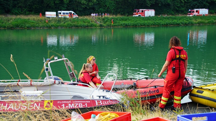 Die DLRG sucht am Dortmund-Ems-Kanal nach einer vermissten Person