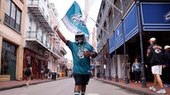 Super Bowl 2025: Ein Philadelphia Eagles Fan läuft durch die Bourban Street in New Orleans, Louisana und schwenkt eine Eagles-Fahne