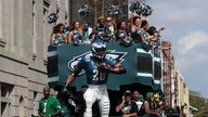 Super Bowl 2025: Fans der Philadelphia Eagles auf einem Paradewagen in New Orleans, Louisana am 08.02.25