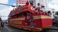 Super Bowl 2025: Fans der Kansas City Chiefs auf einem Paradewagen in New Orleans, Louisana am 08.02.25