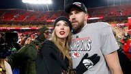 Taylor Swift mit Freund Travis Kelce von den Kansas City Chiefs nach dem Sieg beim Super Bowl 2024